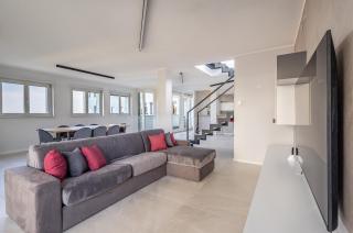 GuestHost - Skyline Penthouse - 1