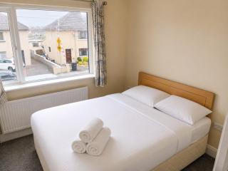 Spacious 3BR House wiz Free Parking WiFi - 4
