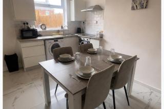 2-Bed House Sleeps 4 with Parking & Garden - 8