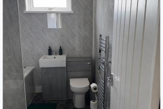 2-Bed House Sleeps 4 with Parking & Garden - 6