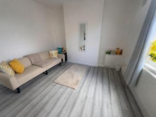 2-Bed House Sleeps 4 with Parking & Garden - 2