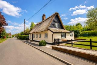 Historic Cambridgeshire Cottage Retreat with Hot Tub - 3