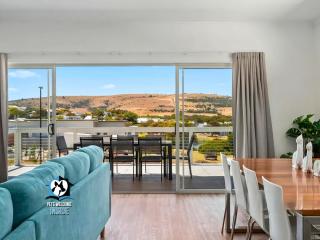 Driftwood and Daydreams Coastal Hillside Escape - Hayborough - 0