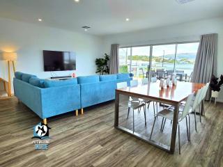 Driftwood and Daydreams Coastal Hillside Escape - Hayborough - 9