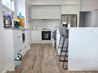 Driftwood and Daydreams Coastal Hillside Escape - Hayborough - 6
