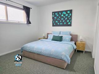 Driftwood and Daydreams Coastal Hillside Escape - Hayborough - 3