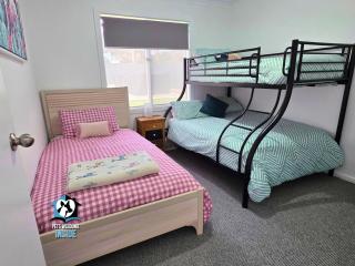 Driftwood and Daydreams Coastal Hillside Escape - Hayborough - 1