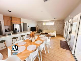 Coastal Comfort at Rys Retreat A Modern Family Escape - 0