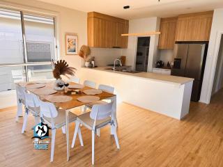 Coastal Comfort at Rys Retreat A Modern Family Escape - 7