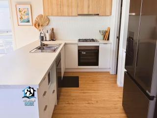 Coastal Comfort at Rys Retreat A Modern Family Escape - 5