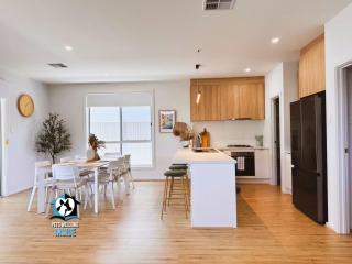 Coastal Comfort at Rys Retreat A Modern Family Escape - 6