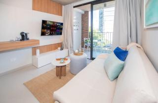 Business Hub Near Malls with Pool Gym and fast WiFi - 8