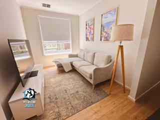 Coastal Comfort at Rys Retreat A Modern Family Escape - 3