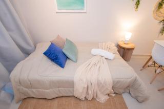 Business Hub Near Malls with Pool Gym and fast WiFi - 1