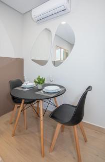 Modern Studio with Rooftop Pool City Views and WiFi - 5