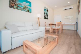 One BR with Balcony Walk to Malls Pool Gym - 5