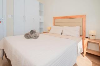 One BR with Balcony Walk to Malls Pool Gym - 3