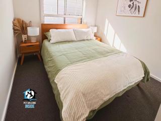 Coastal Comfort at Rys Retreat A Modern Family Escape - 1