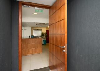 Comfortable One-Bedroom Apartment with Balcony Private BBQ and Free Parking - 2