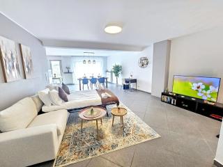 Bright 2BR Apartment w terrace&parking spaces - 2