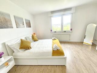 Bright 2BR Apartment w terrace&parking spaces - 4