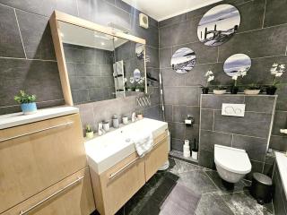 Bright 2BR Apartment w terrace&parking spaces - 8