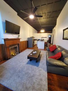 Delaney's Saloon Fully Equipped, Furnished, And Pet Friendly Close to The Ark, Creation Museum, and Kat Von Ds Tulip Field - 0