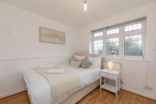 Stylish 2BR Home Sleeps 4 Free Parking - 6