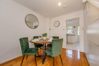 Stylish 2BR Home Sleeps 4 Free Parking - 4