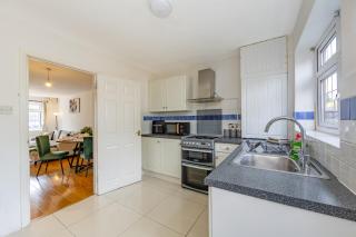Stylish 2BR Home Sleeps 4 Free Parking - 2
