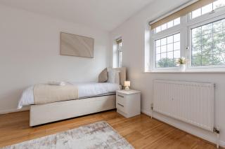 Stylish 2BR Home Sleeps 4 Free Parking - 1