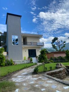 The White Flower Homestay - 8
