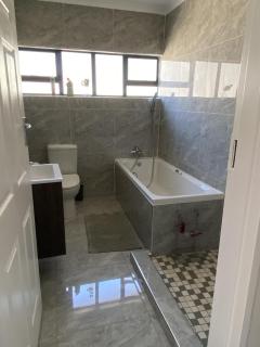 Modern 2 bed apartment with 2 baths - 2391 - 5