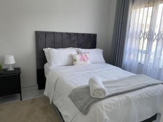 Modern 2 bed apartment with 2 baths - 2391 - 1