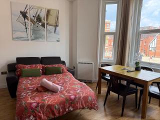 Prime Location - Beach Front - Sleeps 2-4 - 2 beds - Beach 2 min walk - 1