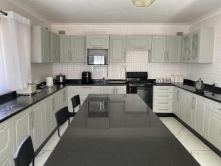 Newly renovated 4 bedroom guesthouse - 2389 - 8