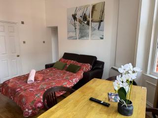 Prime Location - Beach Front - Sleeps 2-4 - 2 beds - Beach 2 min walk - 7