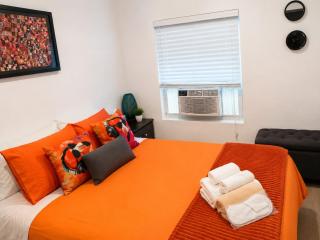 Quiet & Centrally located House - PRIVATE PARKING, LAUNDRY AND STORAGE FOR LUGGAGE - 9