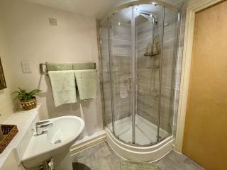 'Holland Heights' First floor apartment, 2 bedrooms sleeps 4, Allocated parking space, fast fibre broadband, Work station, - 5