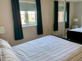 'Holland Heights' First floor apartment, 2 bedrooms sleeps 4, Allocated parking space, fast fibre broadband, Work station, - 2