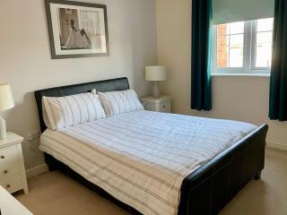 'Holland Heights' First floor apartment, 2 bedrooms sleeps 4, Allocated parking space, fast fibre broadband, Work station, - 1
