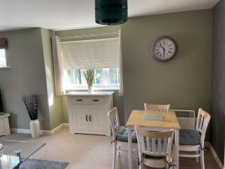'Holland Heights' First floor apartment, 2 bedrooms sleeps 4, Allocated parking space, fast fibre broadband, Work station, - 8