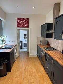 Spacious 2BR, Free Parking, Contractor Friendly - 5