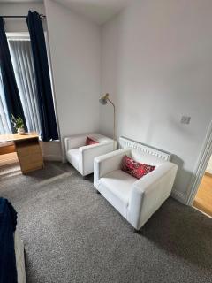 Spacious 2BR, Free Parking, Contractor Friendly - 3