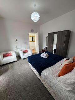 Spacious 2BR, Free Parking, Contractor Friendly - 1