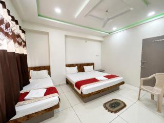 Near Mahakal Temple & Railway station - SLMR HOTEL- Fully Air conditioned Rooms with Wifi And Parking, , BEST FAMILY HOTEL IN UJJAIN - 4