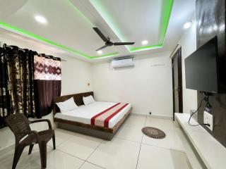 Near Mahakal Temple & Railway station - SLMR HOTEL- Fully Air conditioned Rooms with Wifi And Parking, , BEST FAMILY HOTEL IN UJJAIN - 3