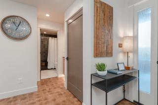 Contemporary Lakefront Condo F1 in Wapato Chelan - 2