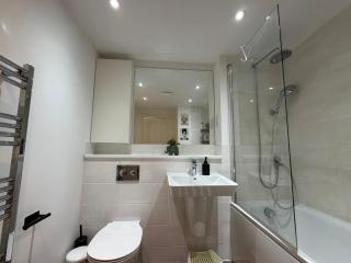 Family House with Garden & Free Parking Wokingham - 9