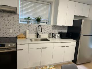 Modern & Cozy 2BR Suite Near Shops & Dining in clayton height - 8